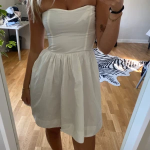 Bandeauklänning - Den perfekta sommarklänningen. Kommer tyvärr aldrig till använding