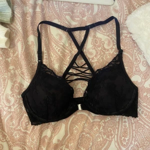 Svart bh - Säljer min fina svarta bh från hunkemöller då den tyvärr inte kommer till användning. Bh-n är i storlek 70C och har aldrig använts💕