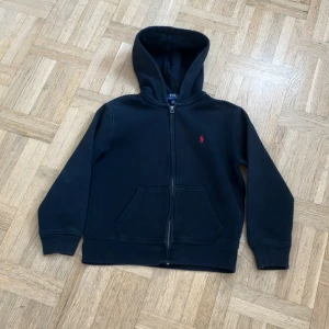Ralph lauren zip - Snygg Ralph lauren zip hoodie som är 8/10 skick nypris 1000 mitt pris 350 den passar dig om du är 147-155CM