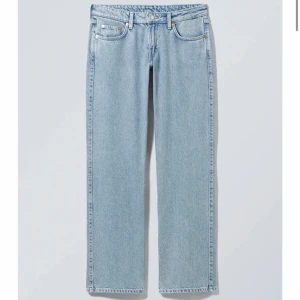 Arrow jeans weekday  - Säljer ett par jeans från weekday i modellen arrow low straight i färgen summer blue 🩵Dom är i nyskick, 250kr