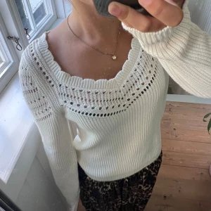Vit stickad tröja med spetsdetaljer - Säljer en superfin vit stickad tröja med spetsdetaljer runt halsen. Tröjan är långärmad och har en normal passform. Perfekt för höst och vinter! 🧡(Nypris 399kr) 