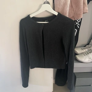 stickad tröja  - säljer en jättefin stickad kofta från Gina tricot i strk S💞 använd lite men inget man ser