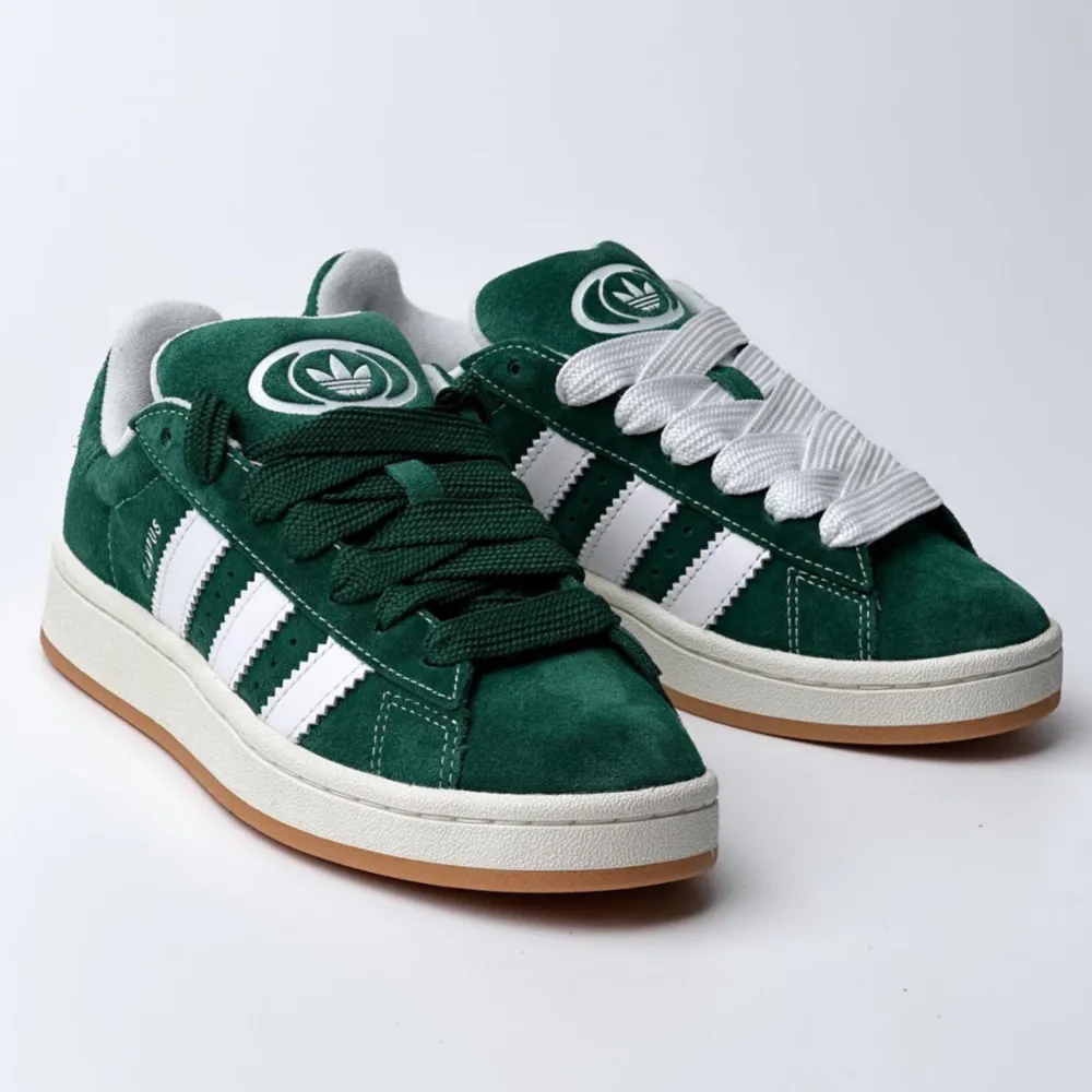  Säljer dessa helt nya gröna Adidas campus 00s. I storlek 38-44 Frakten betalar du. Får alltid göra retur inom tre dagar om du är en missnöjd med köpet. Snälla kontakta mig innan du köper skorna för varan kan ha varit glömt att markera som såld!. Skor.