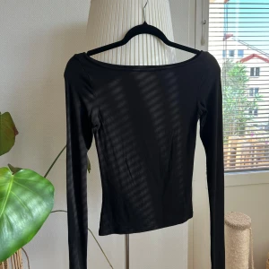 Boatneck soft A-DSGN topp svart - ADSGN topp (Alice Stenlöf)  säljes i fint skick. För den som aldrig fick chansen att prova denna trendiga topp 🖤 mjuk och skön, figurnära. Påminner om Intimissmi. (OBS höger arm har fått tre små hål, se bild. Påverkar ej funktion/utseende) ny: 499kr