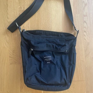 Marimekko  - Säljer min fina svarta marimekko ratia väska. Använd men fortfarande i fint skick! Medium storlek