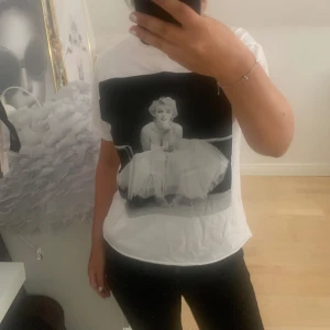 T-shirt med tryck  - Avklippt där nere så den skulle bli kortare och i mycket bra skick!💗