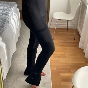 Svarta bootcut byxor - Coola byxor från Zara med slits på båda benen längst ner! Storlek M.