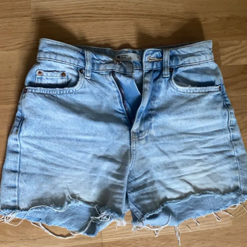 Korta jeansshorts som är använda ca 10   gånger. Supersköna och säljs ej längre. Dessa går såklart att göra lågmidjade också!  För mer bilder kom privat!  Priset kan diskuteras!  . Shorts.