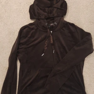 Brun zip-hoodie i velour - Brun zip-hoodie i velour ifrån Gina Tricot. Använd ett fåtal gånger. Superbra skick och utan defekter. Kan matchas med byxor som kan köpas💕