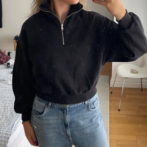 Svart tröja med dragkedja från Gina Tricot - Svart croppad tröja från Gina Tricot i storlek S. 