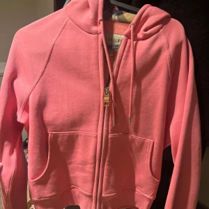 Burberry kofta dam - Rosa Burberry kofta, köpt i Barcelona.  Endast använd 1 gång. 