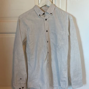 Linné skjorta  - Linné skjorta i nyskick  Storlek S Pris 250