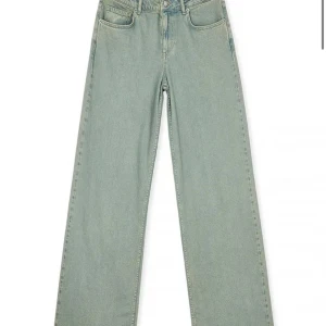 NAKD JEANS - Jag säljer dess helt oanvända jeans då dom va lite för korta på mig! Men super snygg jeans perfekta för hösten!  Ny pris: 599