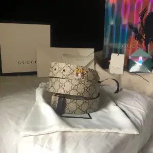 Ett beige Gucci tiger print bälte till värde av 5000kr nypris. Aldrig använt och sitter dunder allt orginal inklusive kvitto. Då det är jag själv som köpt det på Gucci egen hemsida. Går att checka bar att höra av sig är snabb på att svara✅🤑