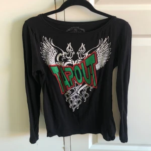 tapout tröja - tapout tröja som inte är äkta men fortfarande riktigt snygg! står ingen storlek men gissar s😋 trycket är lite slitet men det är inget som stör! tvättas före det skickas❤️