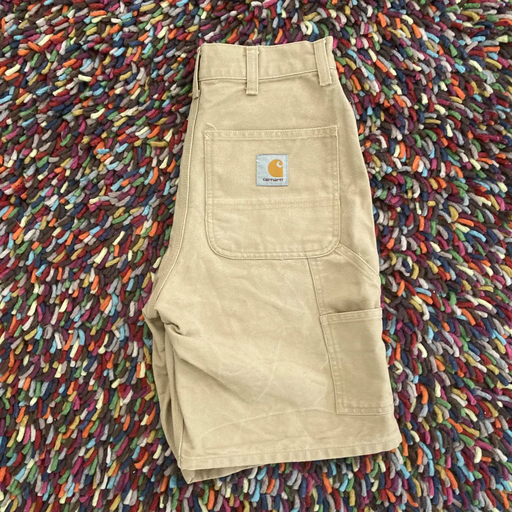 Säljer carhartt single knee shorts storlek 27 i bra skick för att jag har växt ur dom.. Shorts.