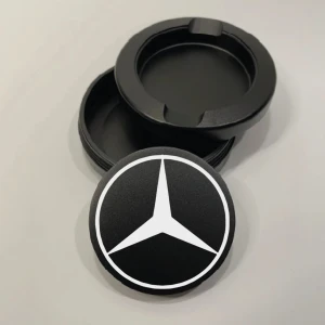Mercedes snusdosa - Helt nytt & oanvänt   Uppgradera din snusupplevelse med vår exklusiva svarta snusdosa i metall med två praktiska fack. Denna sofistikerade dosa har inte bara en stilren design, utan den är också lasergraverad med ett unikt och elegant "Mercedes"-moti