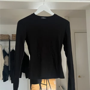 Tröja nakd - Långärmad lite tjockare i materialet.  Tröja från Nakd Fint skick. Stl xs