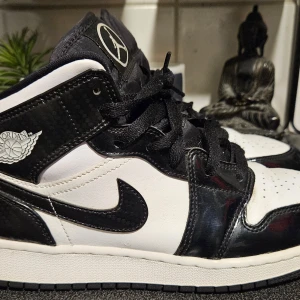 Jordans carbon fibre st 39 - Supersnygga  Jordans carbon fibre  St 39 I Använt men fortfarande fint skick  Hund finns I hemmet 