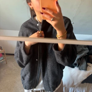 Grå bomberjacka zara - Jättefin grå bomberjacka från zara 