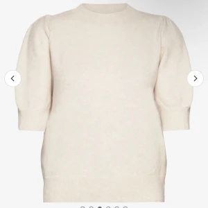 Stickad tröja  - Bra skick, Storlek S från vero Moda en blandning mellan beige o vit färg. Pris kan förhandlas 