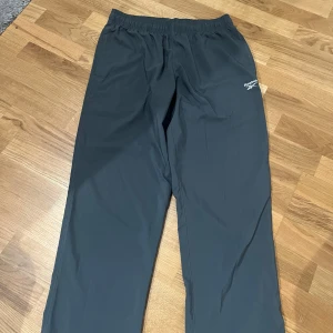 Reebok byxor  - Säker mina Reebok byxor i storlek M. Dem är i bra skick och är lite för långa för mig som är ungefär 171cm lång.💕