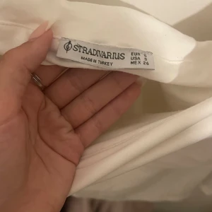 asymmetrisk topp  - jätte fin tröja från stravidarius som är helt oanvänd då den inte passar mig❤️ ny pris 220kr❤️