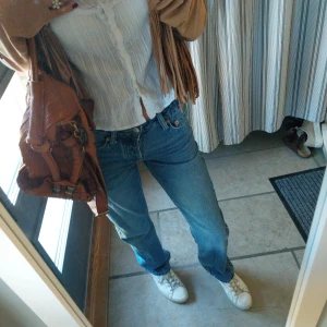 Jeans "icon" - Säljer ett par supersnygga jeans som är mörkblå och nästan helt oanvända. köpta på lager 157 för 400kr. priset kan diskuteras, skriv för frågor💕💕