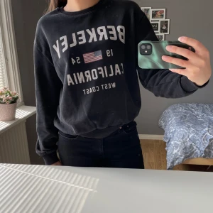 Svart sweatshirt från Even&Odd med Berkeley-tryck - Svart sweatshirt från Even&Odd med tryck. Fint skick. Pris kan diskuteras!