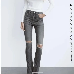 Gråa jeans med slits - Säljer dessa slutsålda fina jeans då jag har råkat beställa fel storlek💘