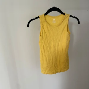 H&M Linne - Storlek: 134-140 Fint gult Linne. Fint linne men för litet för mig.