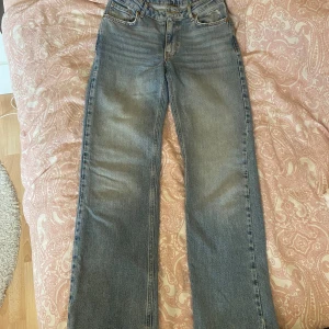 Fina jeans - Säljer mina jeans från bikbok då de tyvärr inte passar mig längre. Jeansen är i storlek W26 L32 och modellen är mid straight. Jeansen har använts hyfsat mycket men är fortfarande i bra skick💕