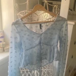 Blå blus från FB sister i storlek xxs-xs - Blå blus från FB sister i storlek xxs-xs, säljs för 50kr och är knappt använd, i bra skick!!