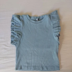 Fin topp 🦋  - Ljusblå topp med volang på axlarna 💕  det står att storleken är m men den är mindre 