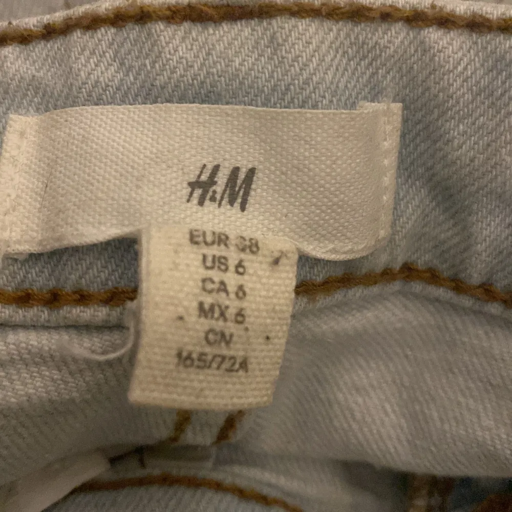 Jeans från hm tror att dem är i modell straight det står dock inte. Dem är sparsamt använda Max 4 gånger då jag precis efter jag hade köpt dem bytte stil. . Jeans & Byxor.