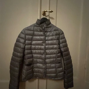 Moncler jacka - Säljer min fina och äkta moncler eftersom jag tycker inte den passar till min stil. Den är i jättefint skick inga hål och inget är sönder skriv för mer bilder💗
