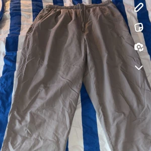 Nike vintage - Säljs pågrund av att de inte används längre och ska flytta ut så rensar min garderob. Byxorna är Size M