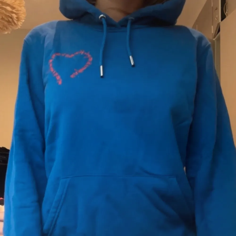 Snygg och skön hoodie från Mira paris, nypris ca 1700 kr. Super bra material och kvalitet. Jättefint tryck vid bröstet. Skriv för frågor eller intresse🥰. Hoodies.