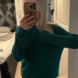 Grön mysig stickad tröja  - Supermysig tröja från hm i mörkgrön färg, sparsamt använd🩷🩷