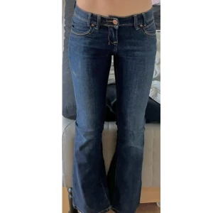  Lågmidjade bootcut jeans - Lågmidjade utsvängda bootcut jeans i nyskick.  Midjemått: 70-75 cm (stretchiga) Innerbenslängd: 77 cm Hela längden: 98 cm