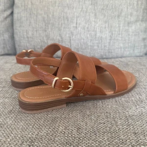 Sandaler i läder - Superfina sandaler, helt oanvända och nyskick!