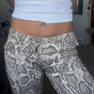 Mönstrade jeans - Mönstrade orm jeans. Jag har sytt in de själv så de är lite trådar mellan benen men ja tror inte någon tittar där. Passar mig i w24-25 storlek xs. 