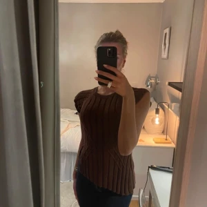 Topp Zara - Så snygg topp från Zara. Storlek M men sitter  som en S. 