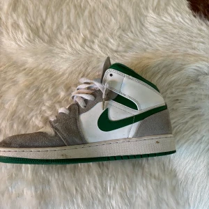 Jordan 1 GREY GREEN MID  - Jordans i fint skick. Ny pris 3100