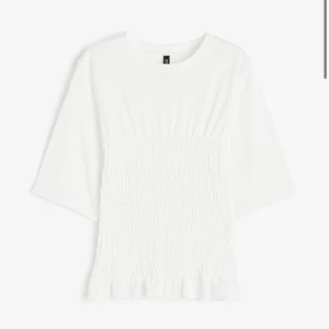 smockad topp - Säljer denna helt nya toppen från hm,beställde online aldrig använd