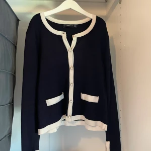 Zara kofta  - Intressekoll på min zara kofta/cardigan, är inte säker på om jag vill sälja men om någon är intresserad skulle jag kanske kunna. Strl S💕