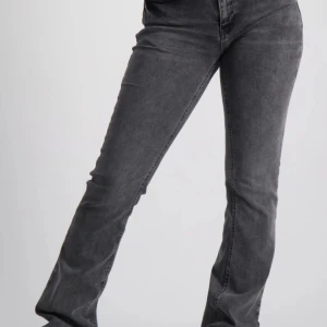 Grunt jeans - Jätte söta grunt lågmidjade bootcut jeans , andvända 1-3 ggr .De är i nyskick,de är strl 27 men skulle säga att de passar 158-164,🤍skriv dm för mer info
