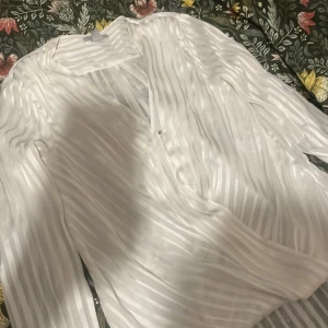 Vit blus  - Blus från hm aldrig använd 