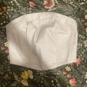Jeans tubtopp  - Tryck inte på köp nu!! Väldigt bra stick aldrig använd och nu utan pris lapp, kan diskutera pris