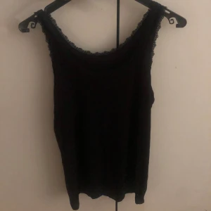 svart spetslinne - jätte mjukt och snyggt svart spetslinne / linne med spets som aldrig kom till användning. i jätte bra skick. tvättas före det skickas!❤️